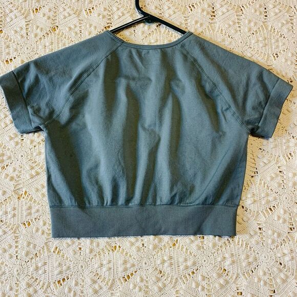 Women's (M) Blue Turquoise Workout Crop Top - Short Sleeve Ribbed Bust Detail - Picture 3 of 7